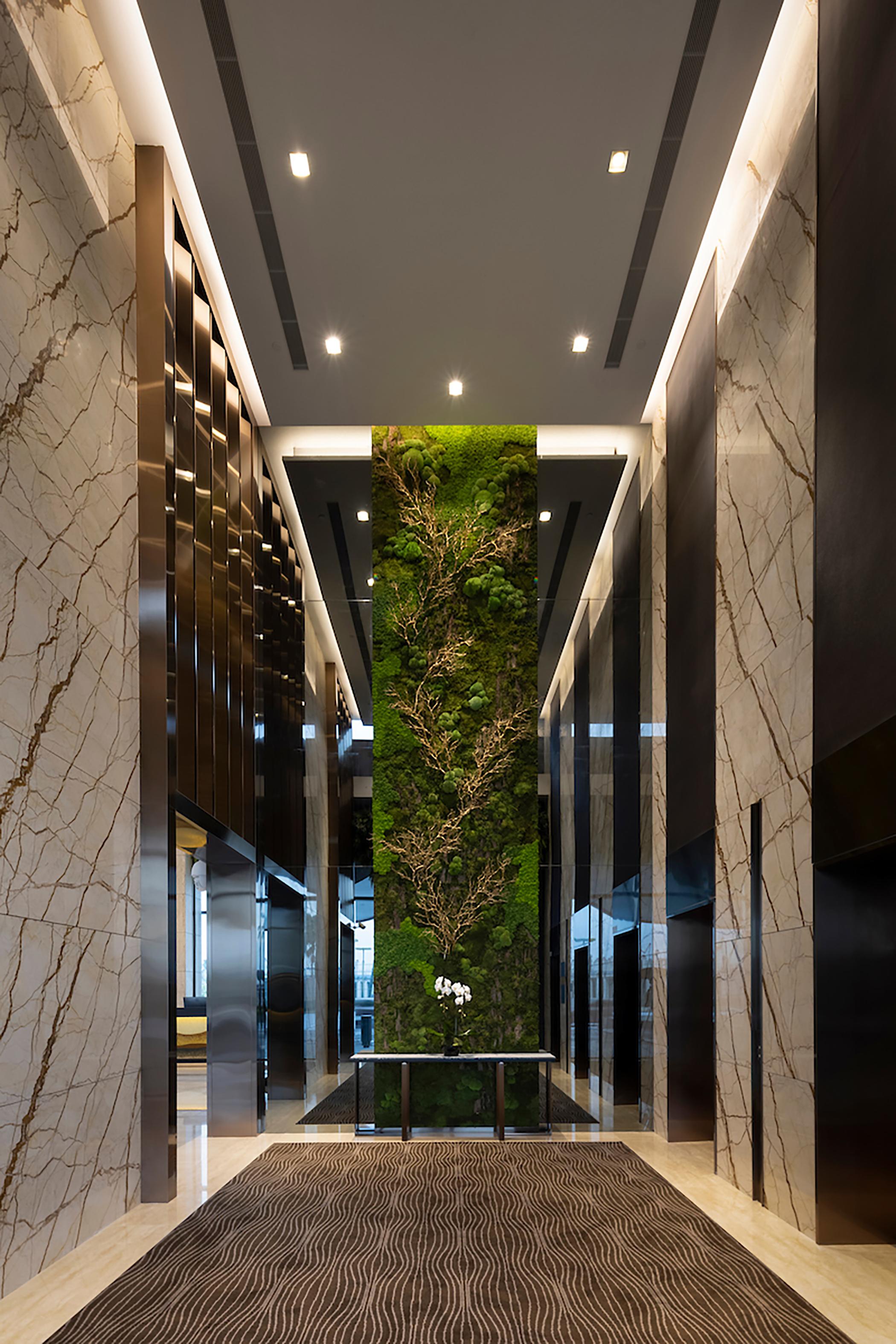 Dusit Thani Laguna Szingapúr Kültér fotó The green wall in the elevator lobby
